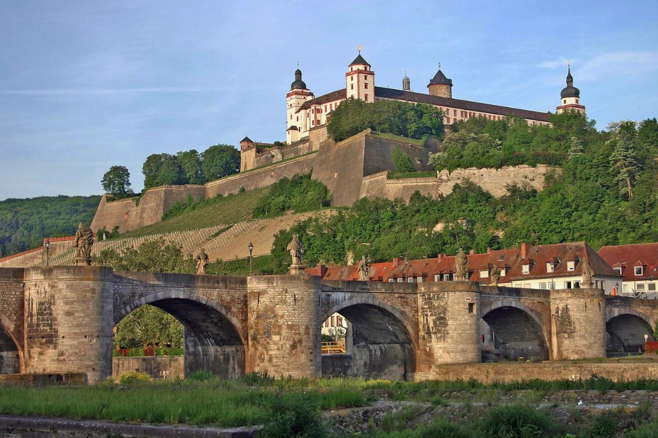 ➤Private Room - Heart Of Downtown With Terrace Würzburg Exteriör bild